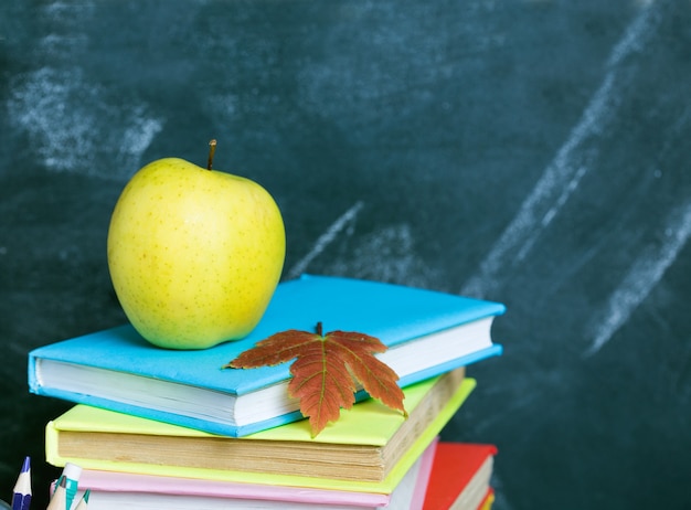 Pile de livres dans le contexte de la commission scolaire