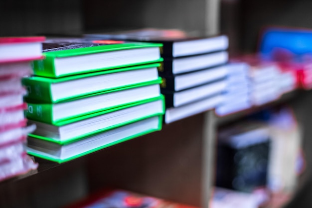 Pile de livres dans un espace de texte de marché aux puces de livre de charité