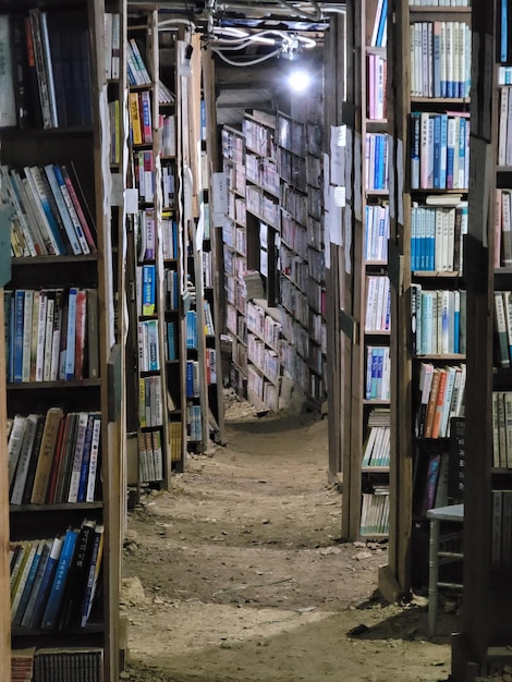 Une pile de livres dans une ruelle.