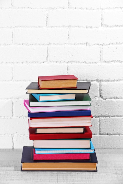 Pile de livres sur l&#39;étagère