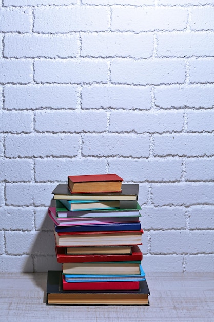 Pile de livres sur l&#39;étagère