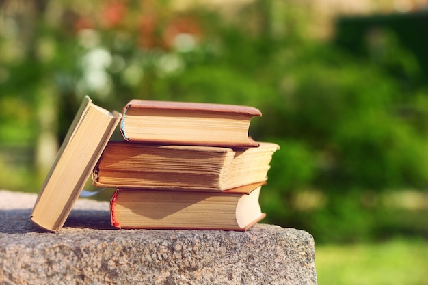 Pile de livres à l'extérieur sur fond flou