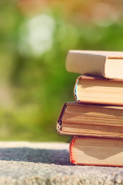 Pile de livres à l'extérieur sur fond flou