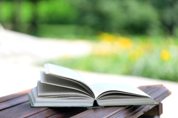 Pile de livres à l'extérieur sur fond flou