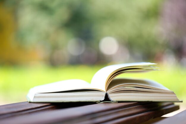 Pile de livres à l'extérieur sur fond flou