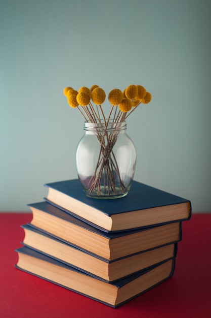 Pile de livres et de fleurs