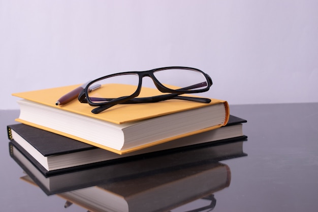 Pile de livres sur fond blanc avec des lunettes. Concept de la journée mondiale du livre.