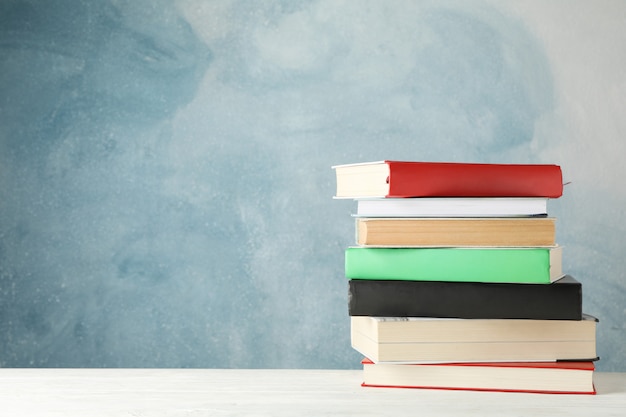 Pile de livres sur fond bleu, espace pour le texte