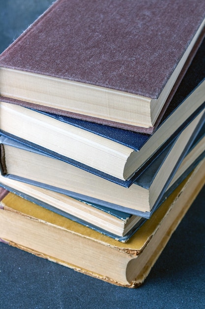 Pile de livres sur fond bleu