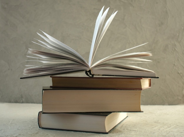 Pile de livres sur un fond gris libre