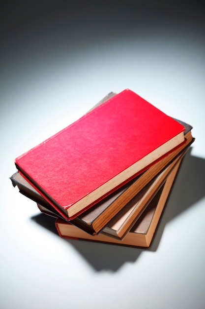 pile de livres sur fond gris