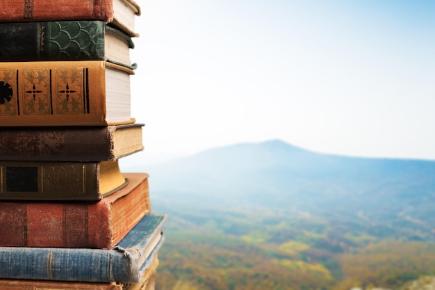 Pile de livres sur fond de paysage alpin, d'éducation et d'apprentissage