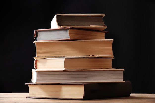 Pile de livres sur fond sombre