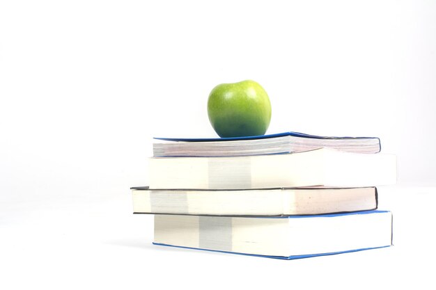 Photo une pile de livres avec un fond vert et blanc.