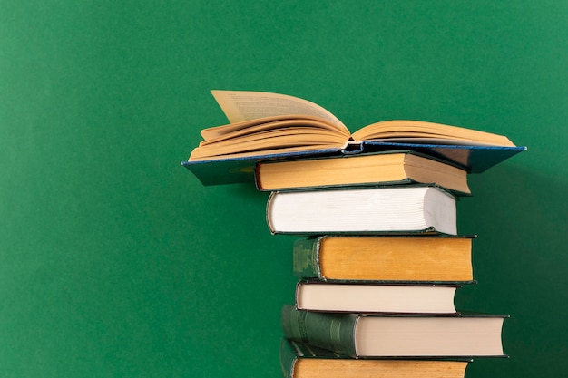 pile de livres sur un green