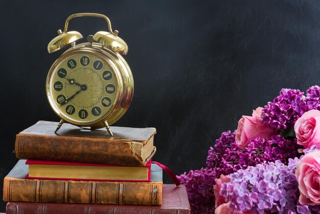 Pile de livres avec horloge