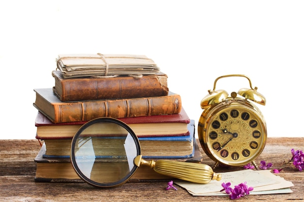 Photo pile de livres avec horloge