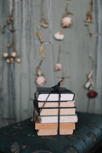 pile de livres à l'intérieur de la maison