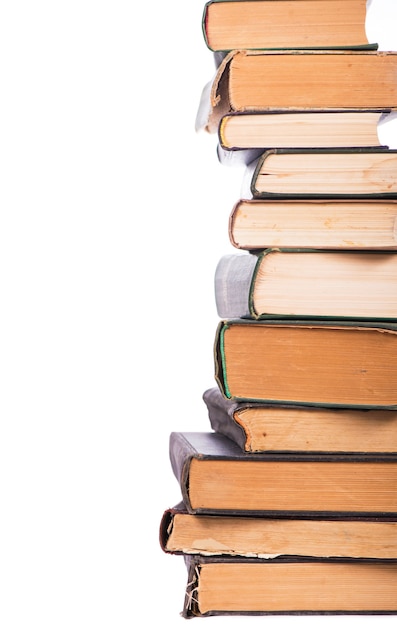 Pile de livres isolé sur fond blanc.