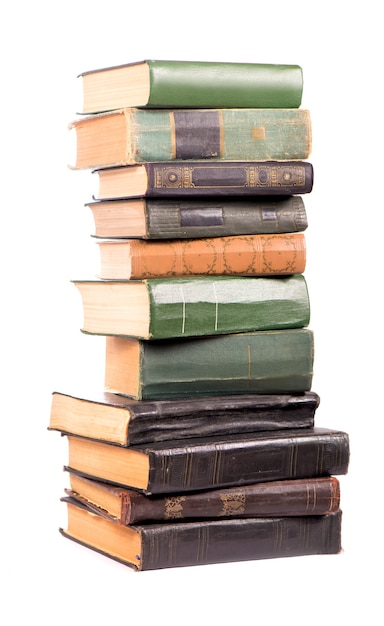 Pile de livres isolé sur fond blanc.