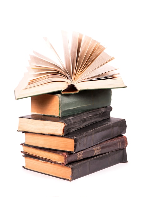 Pile de livres isolé sur une surface blanche