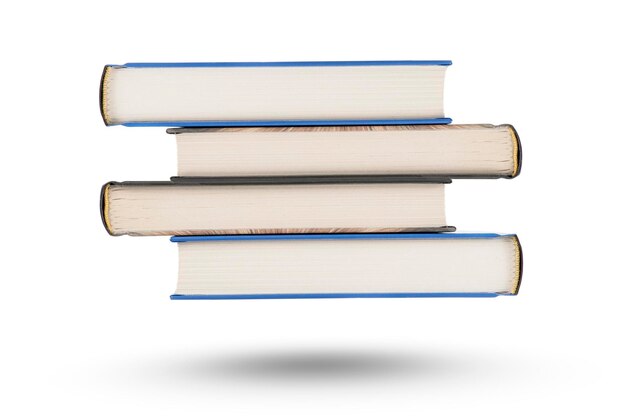 Pile de livres isoler sur fond blanc Une pile de livres d'épaisseur variable tombe projetant une ombre Les livres sont isolés sur fond blanc suspendus dans les airs