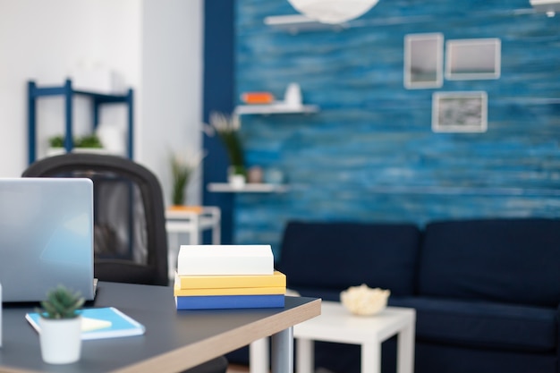 Pile De Livres Sur Des Meubles Modernes Dans Un Bureau Vide