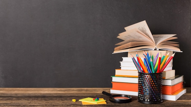 Pile de livres et de papeterie sur le fond de la commission scolaire