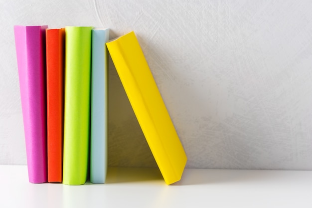 pile de livres de poche sur une table