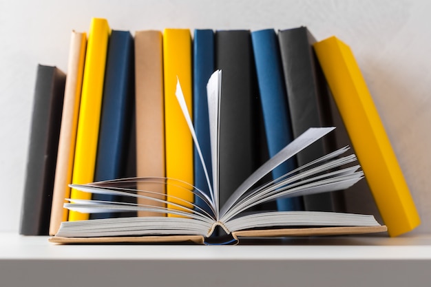 pile de livres de poche sur une table