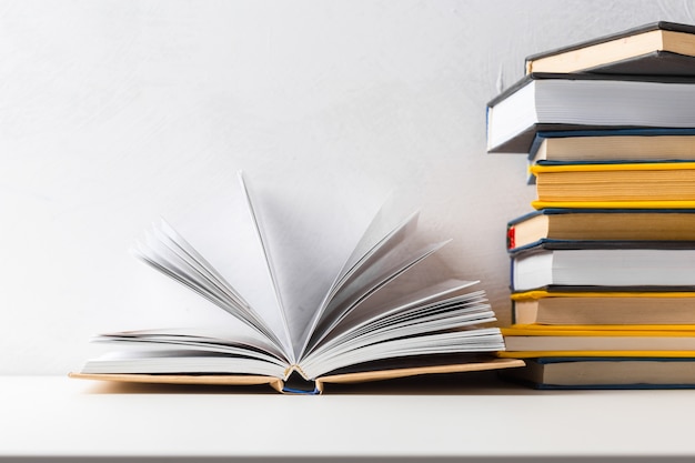 pile de livres de poche sur une table