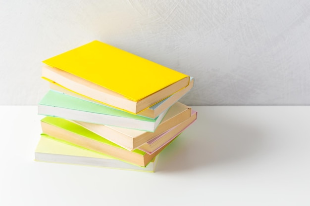 Pile de livres de poche sur une table