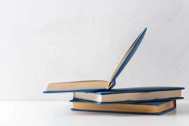 Pile de livres de poche sur une table