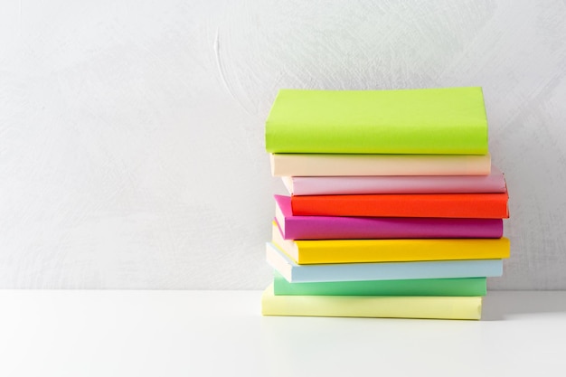 Pile de livres de poche sur une table