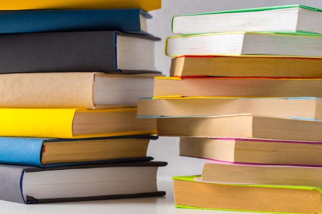 Pile de livres de poche sur une table