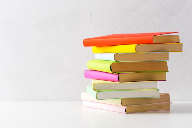 pile de livres de poche sur une table