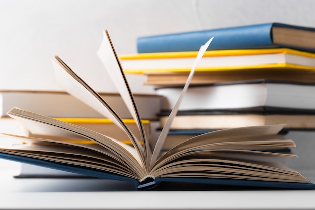pile de livres de poche sur une table