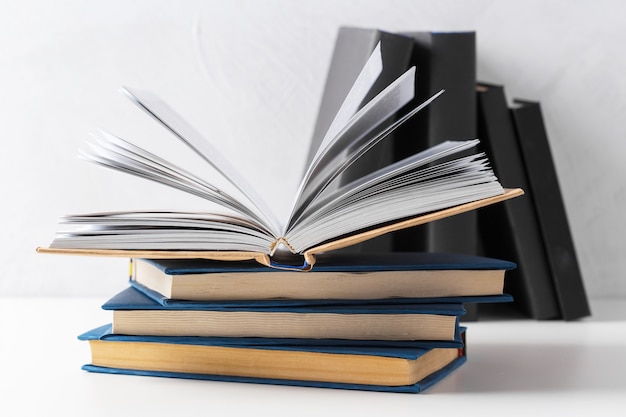 pile de livres de poche sur une table