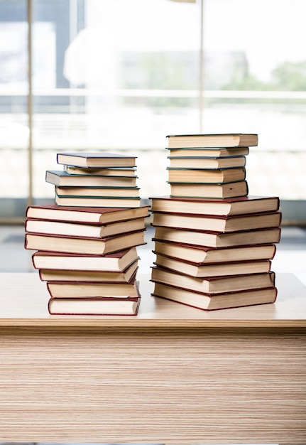 Une Pile De Livres Rangée Sur Le Bureau