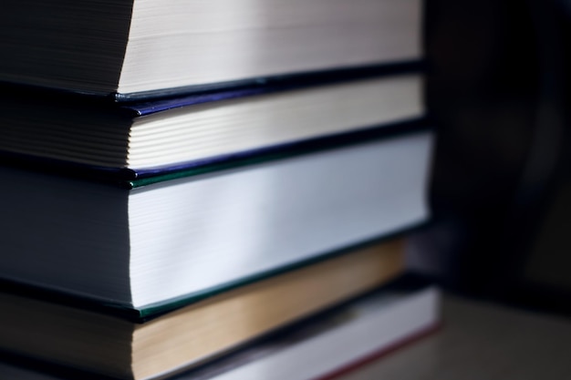 Pile de livres se bouchent dans le noir