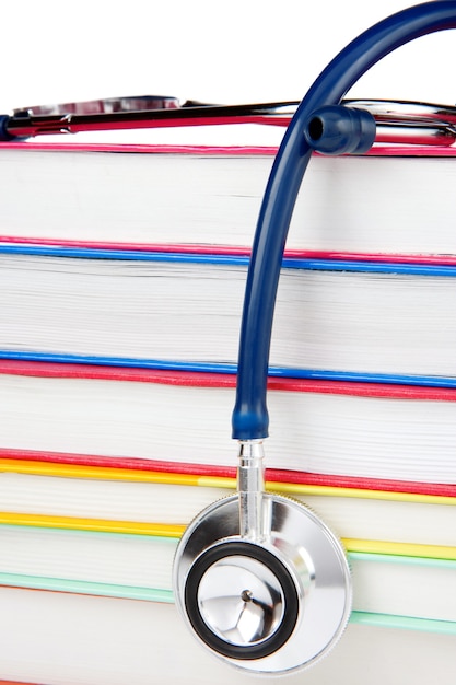 Pile de livres et stéthoscope isolé sur fond blanc