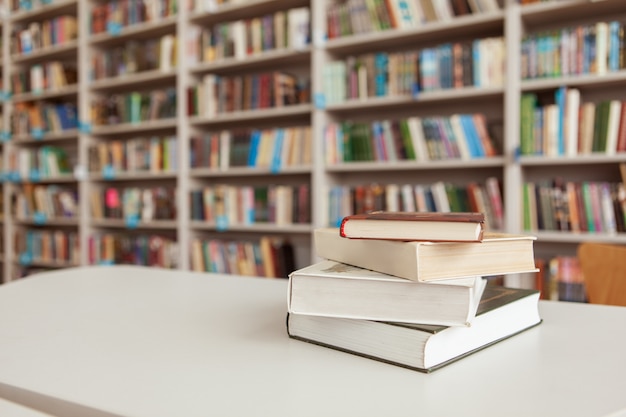 Pile de livres sur la table à la bibliothèque