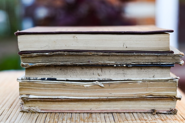 Pile De Livres Sur Une Table En Bois Et Bokeh Vert