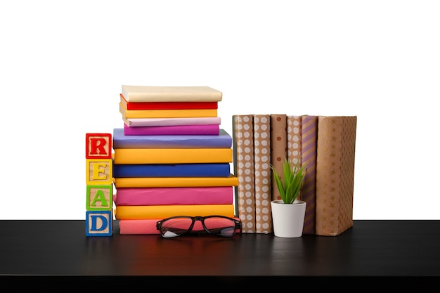 Pile de livres sur table en bois contre fond blanc