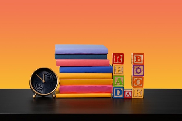 Pile de livres sur table en bois noir