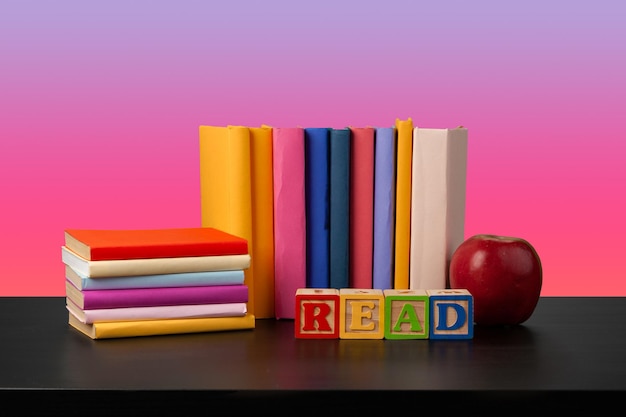 Pile de livres sur une table en bois noire, gros plan