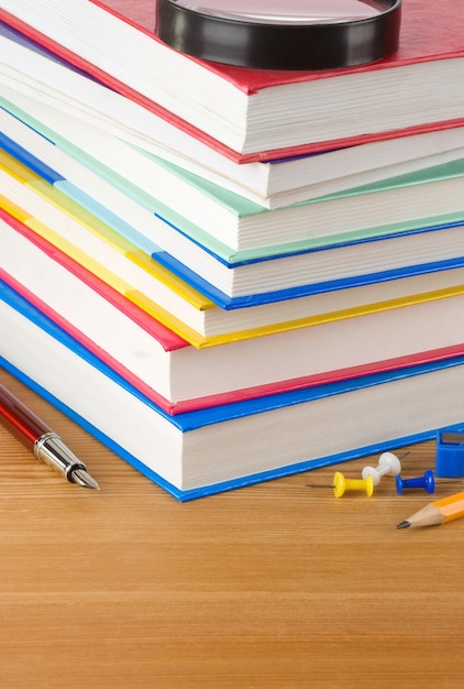 Pile de livres sur table en bois