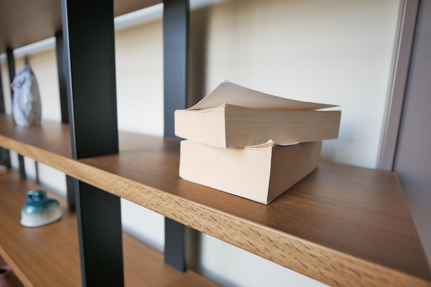 Pile de livres sur la table en bois