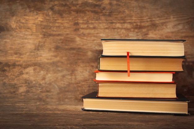 Pile de livres sur table en bois