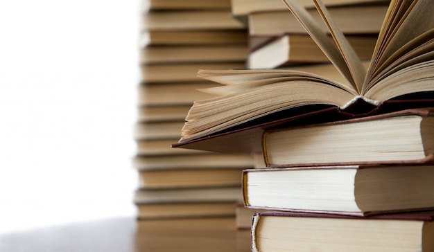 pile de livres sur la table en bois